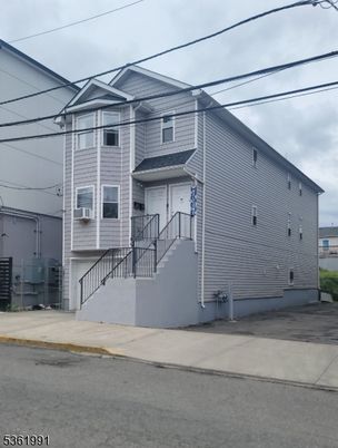 Exterior, Facade, Rowhouse