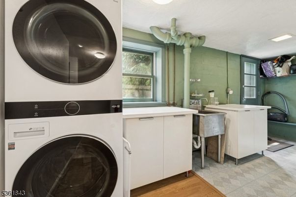 Interior, Recessed Lighting, Washer, Wood Texture Flooring