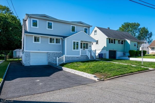 Attached, Exterior, Facade, Cape Cod