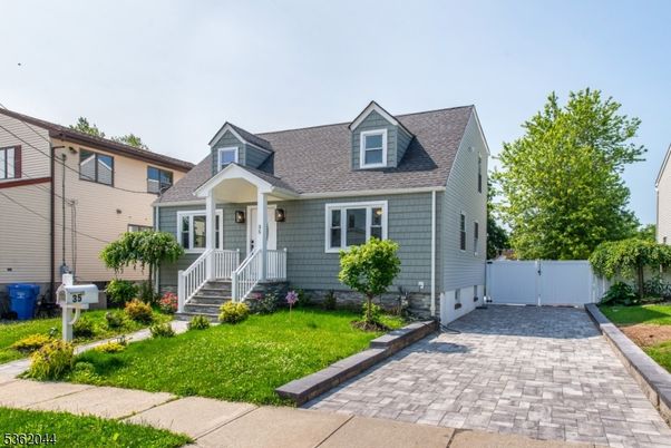 Exterior, Facade, Cape Cod