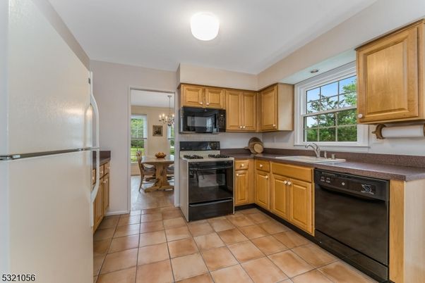 Chandelier, Dining room, Interior, Kitchen