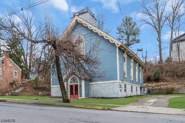 Exterior, Facade, Queen Anne Victorian