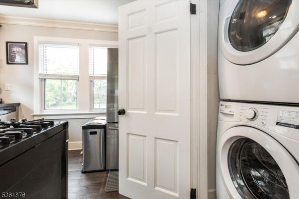 Interior, Utility Closets, Washer, Wood Texture Flooring
