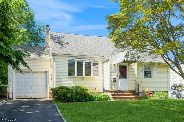 Attached, Exterior, Facade, Cape Cod