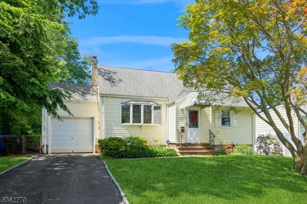Attached, Exterior, Facade, Cape Cod
