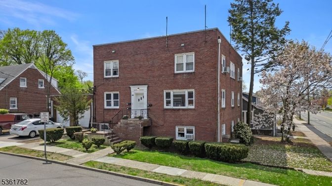 Exterior, Facade, Brick Facade, Rowhouse