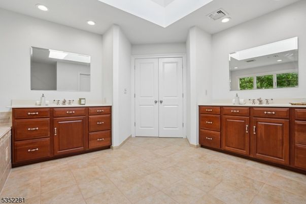 Bathroom, Dual Sink Vanities, Interior, Recessed Lighting
