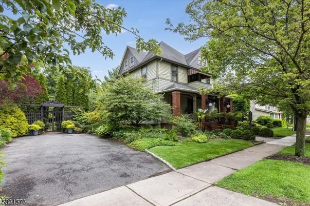 Exterior, Facade, Brick Facade, Queen Anne Victorian