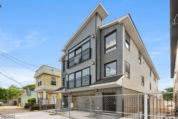 Exterior, Facade, Rowhouse