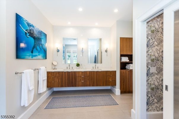 Bathroom, Dual Sink Vanities, Interior, Recessed Lighting