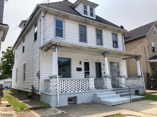 Exterior, Facade, American Foursquare