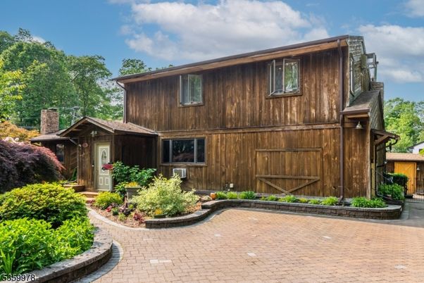 Exterior, Facade, Log Home