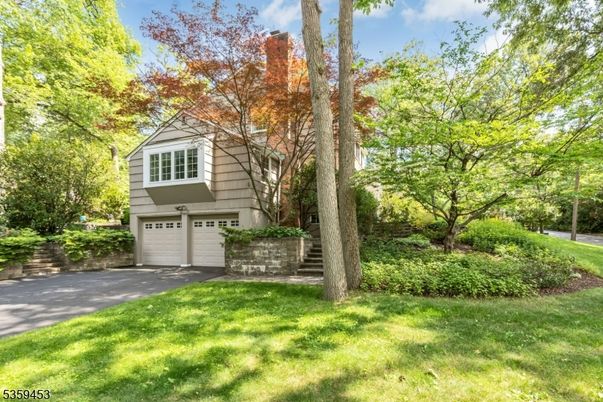 Attached, Exterior, Facade, Raised Ranch