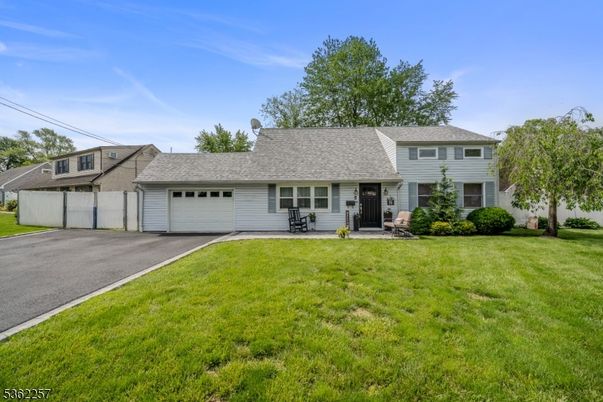 Attached, Exterior, Facade, Cape Cod