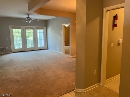 Empty room, Interior