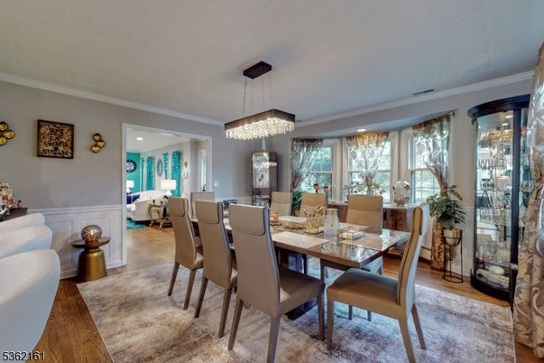Chandelier, Dining room, Interior, Living room, Recessed Lighting, Wood Texture Flooring