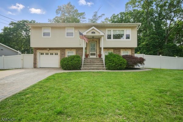 Attached, Exterior, Facade, Brick Facade, Raised Ranch