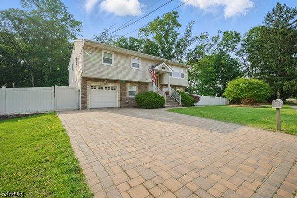 Attached, Exterior, Facade, Brick Facade, Raised Ranch