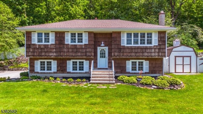 Exterior, Facade, Raised Ranch