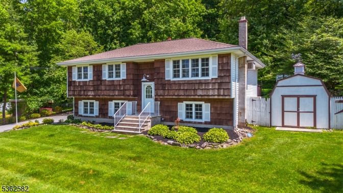 Backyard, Exterior, Facade, Raised Ranch