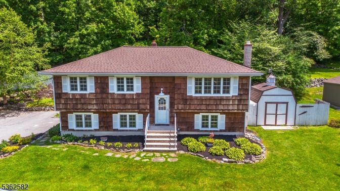 Backyard, Exterior, Facade, Raised Ranch