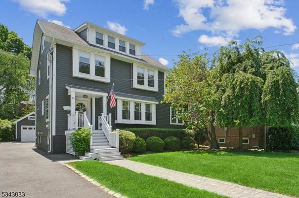 Exterior, Facade, American Foursquare