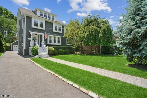 Exterior, Facade, American Foursquare