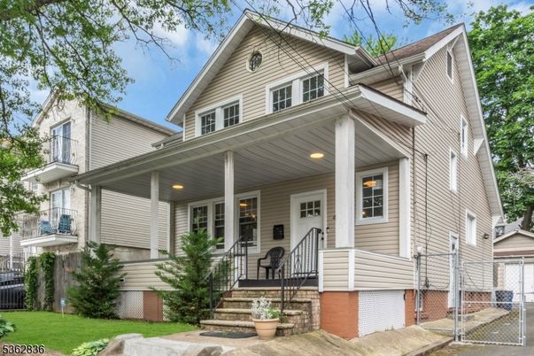 Exterior, Facade, Queen Anne Victorian