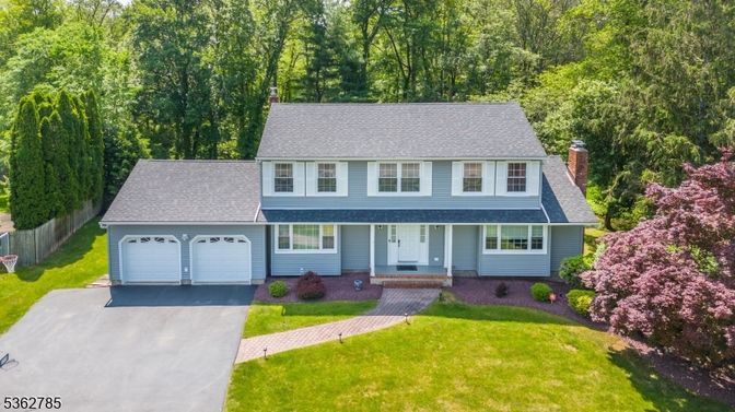 Attached, Exterior, Facade, Cape Cod