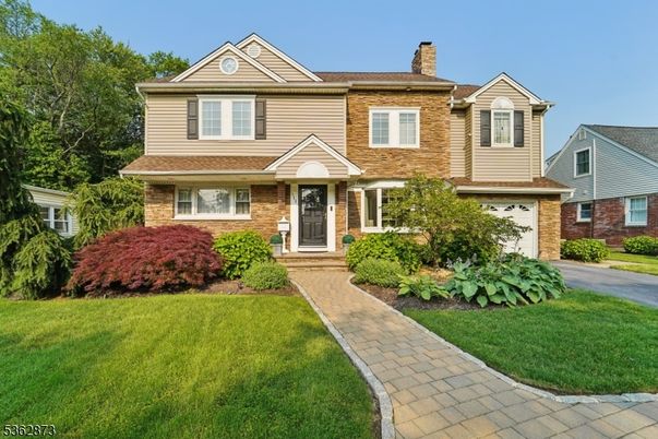 Attached, Exterior, Facade, Brick Facade, Queen Anne Victorian