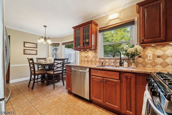 Dining room, Interior, Kitchen, Pendant Lights, Stainless Steel Appliances