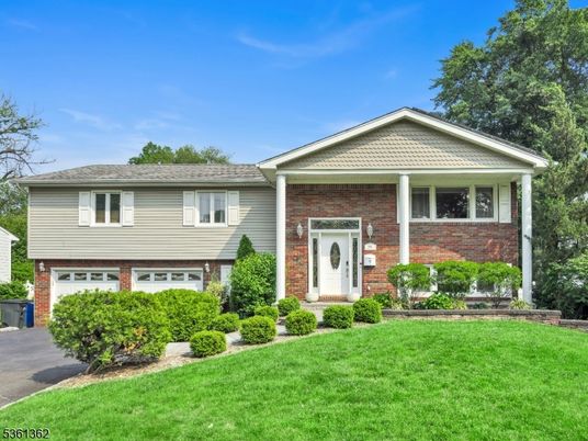 Attached, Exterior, Facade, Brick Facade, Split Level