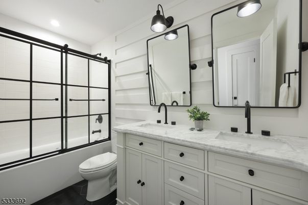 Bathroom, Dual Sink Vanities, Interior, Recessed Lighting