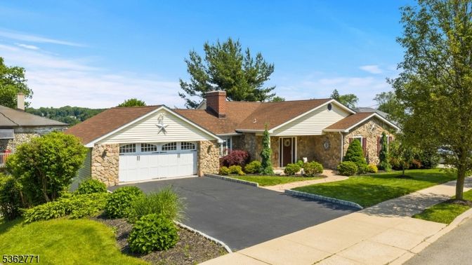 Attached, Exterior, Facade, Brick Facade, Ranch