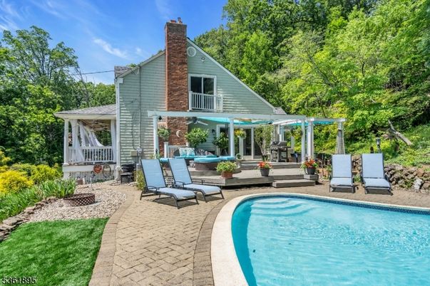 Exterior, Pool