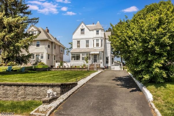 Exterior, Facade, Queen Anne Victorian