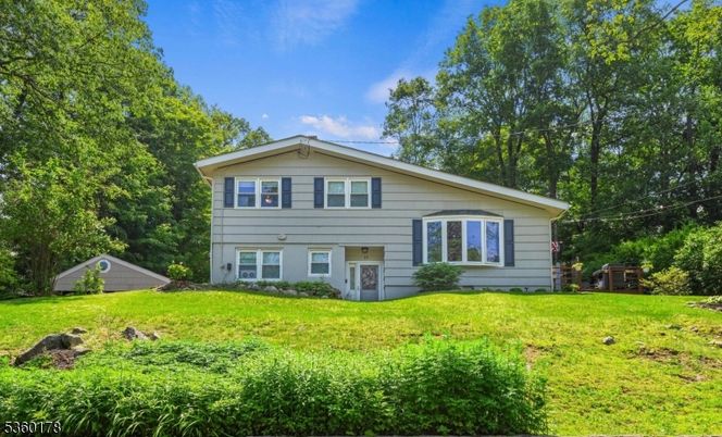 Backyard, Exterior, Facade, Split Level