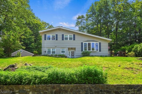 Backyard, Exterior, Facade, Raised Ranch