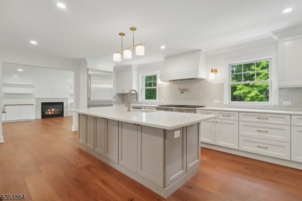 Fireplace, Interior, Kitchen, Pendant Lights, Recessed Lighting, Wood Texture Flooring