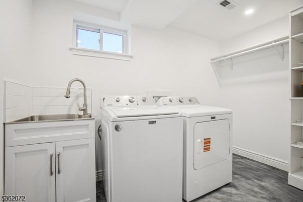 Interior, Recessed Lighting, Washer, Wood Texture Flooring