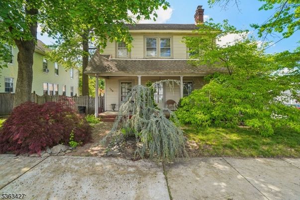 Exterior, Facade, American Foursquare