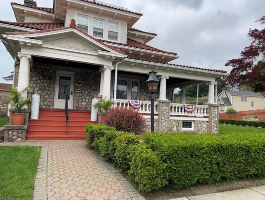 Exterior, Facade, American Foursquare