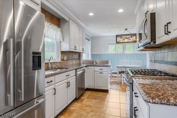 Dining room, Interior, Kitchen, Pendant Lights, Recessed Lighting, Stainless Steel Appliances