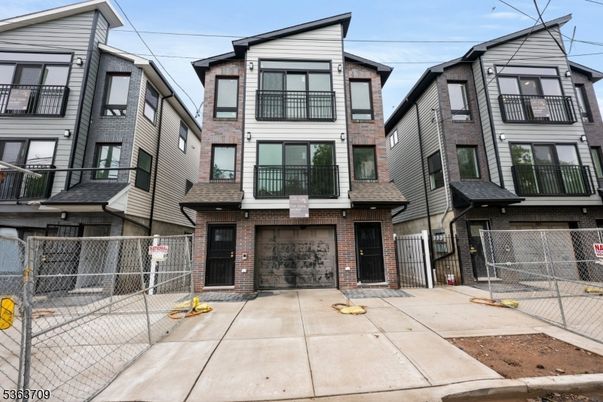 Exterior, Facade, Brick Facade, Rowhouse