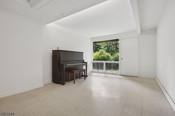 Interior, Piano