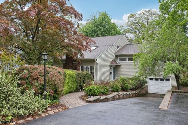 Attached, Exterior, Facade, Cape Cod