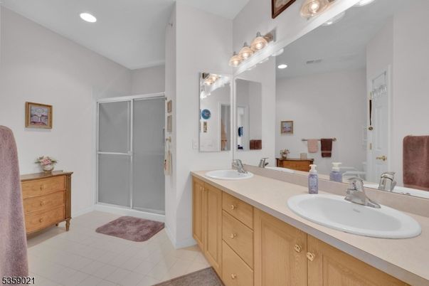 Bathroom, Dual Sink Vanities, Interior, Recessed Lighting
