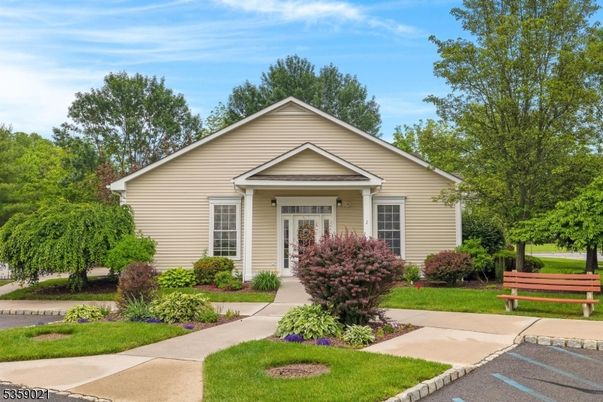 Exterior, Facade, Ranch