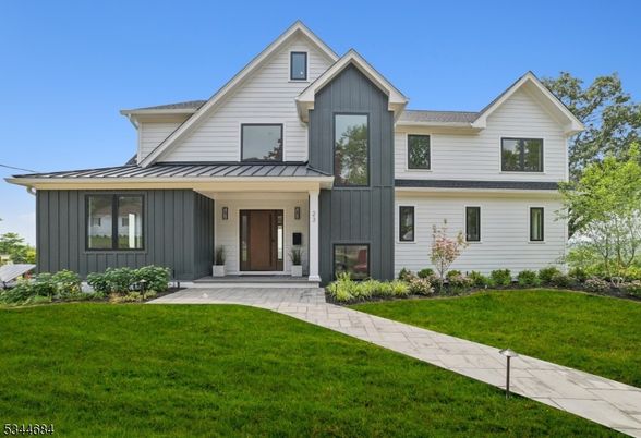 Exterior, Facade, Farmhouse