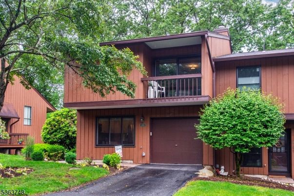 Attached, Exterior, Facade, Modern